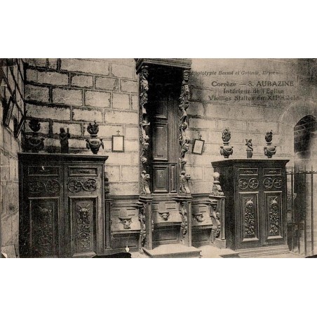CPA Aubazine intérieur de l'église et anciennes stalles en bois sculpté