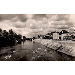 CPSM Brive la Corrèze au Pont Cardinal, quais et maisons anciennes
