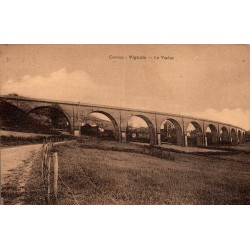 CPA Vignols en Corrèze, ancien viaduc et ses grandes arches dans le paysage rural