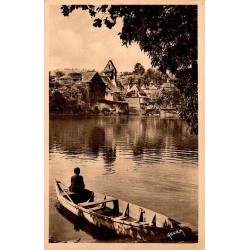 CPSM Beaulieu-sur-Dordogne en Corrèze, barque sur la Dordogne et maisons anciennes