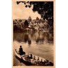CPSM Beaulieu-sur-Dordogne en Corrèze, barque sur la Dordogne et maisons anciennes