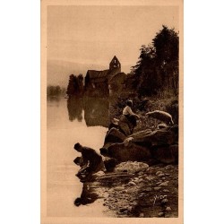 CPSM Beaulieu-sur-Dordogne, lavandières et Chapelle des Pénitents au bord de la Dordogne