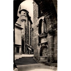 CPSM Tulle porche de la Cathédrale et Maison Renaissance, carte circulée
