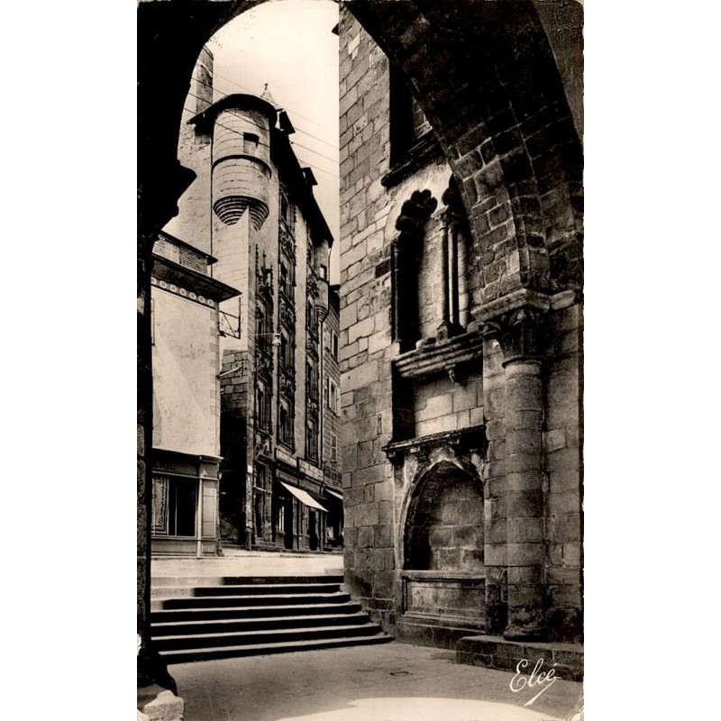CPSM Tulle porche de la Cathédrale et Maison Renaissance, carte circulée