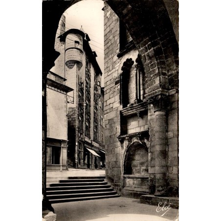 CPSM Tulle porche de la Cathédrale et Maison Renaissance, carte circulée