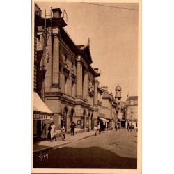 CPSM Brive Hôtel de Ville et rue animée dans le centre ancien de Brive en Corrèze