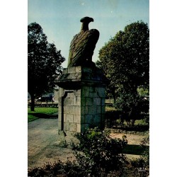CPSM Ussel en Corrèze, Aigle Romain sur son socle, carte postale Mexichrome