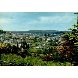 CPSM Ussel en Corrèze, vue générale de la ville et paysage de Haute-Corrèze
