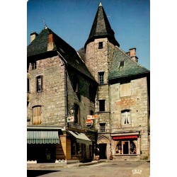 CPSM Ussel Corrèze vieille maison à tour et commerces du centre historique