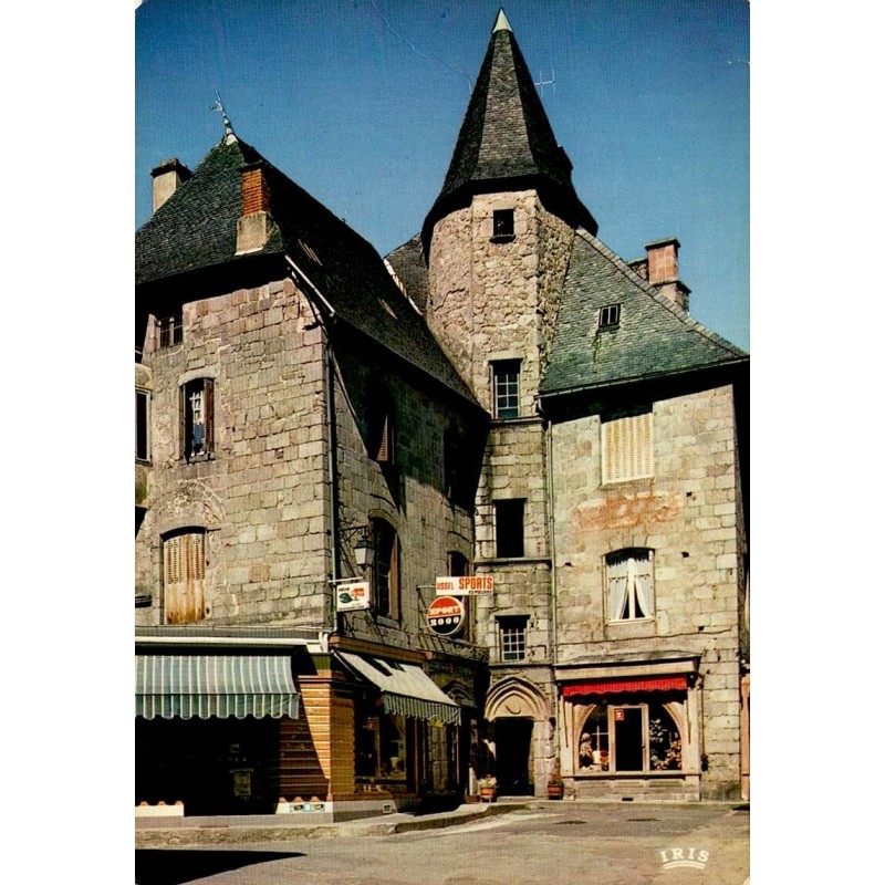 CPSM Ussel Corrèze vieille maison à tour et commerces du centre historique