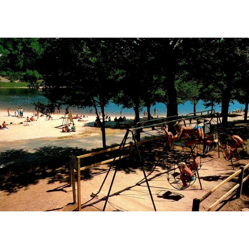 CPM Treignac Corrèze parc de jeux et plage du lac avec baigneurs