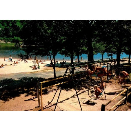 CPM Treignac Corrèze parc de jeux et plage du lac avec baigneurs