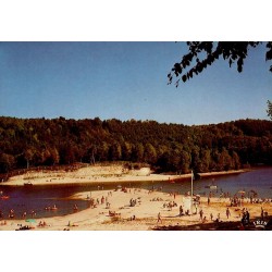 CPM Treignac Corrèze plage au bord du lac avec baigneurs et paysage boisé