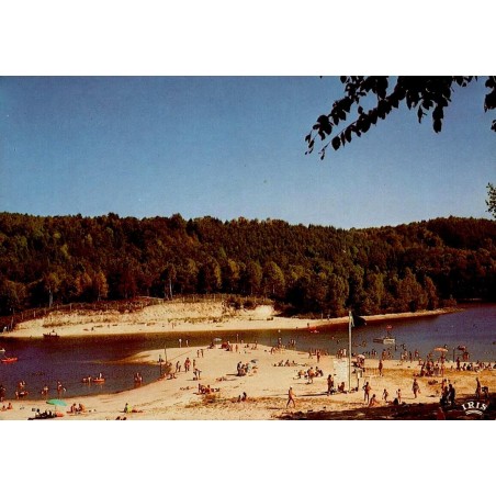 CPM Treignac Corrèze plage au bord du lac avec baigneurs et paysage boisé