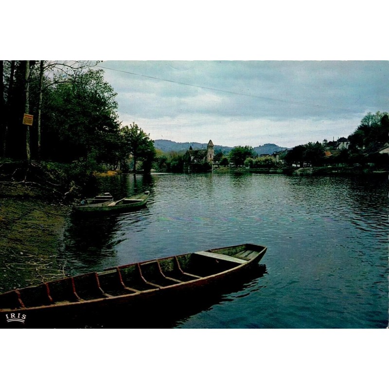 CPSM Beaulieu-sur-Dordogne Corrèze vue sur la Dordogne avec barques et village