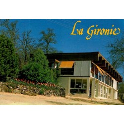 CPM Corrèze village de vacances La Gironie et pavillon central en 1988