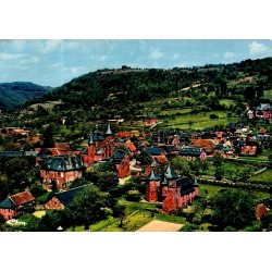CPSM Collonges-la-Rouge Corrèze vue générale aérienne du village et de ses tours