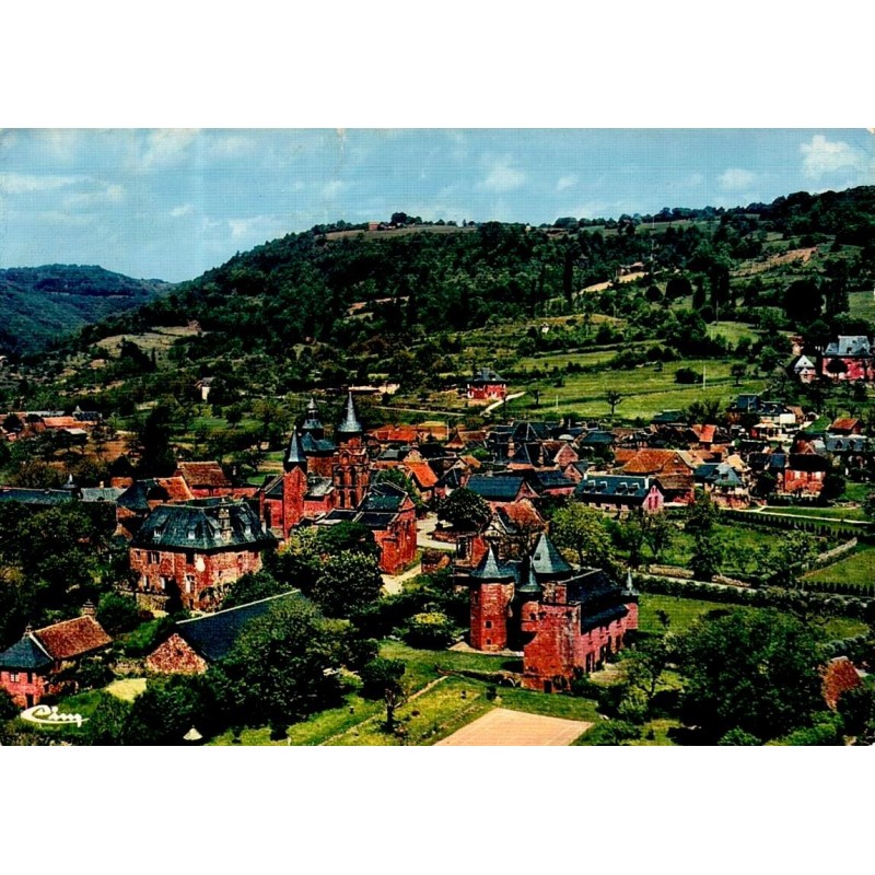 CPSM Collonges-la-Rouge Corrèze vue générale aérienne du village et de ses tours