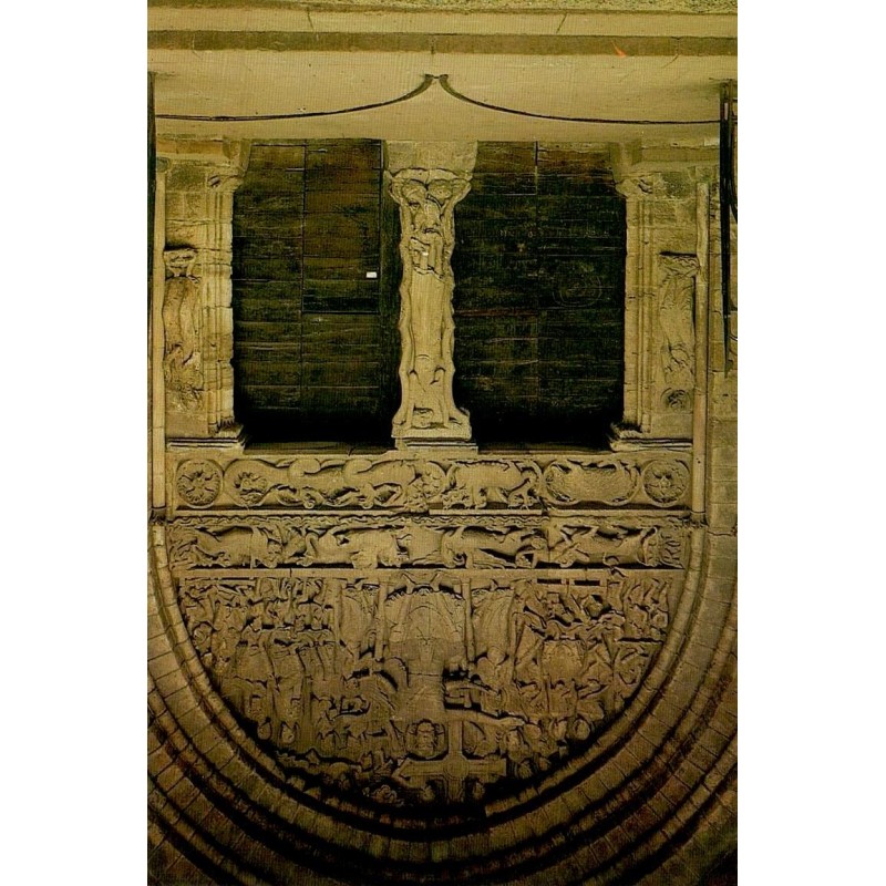 CPSM Beaulieu-sur-Dordogne portail sud de l’église abbatiale et sculptures romanes