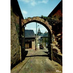 CPSM Treignac-sur-Vézère Corrèze vieille porte en pierre et vue sur la cité
