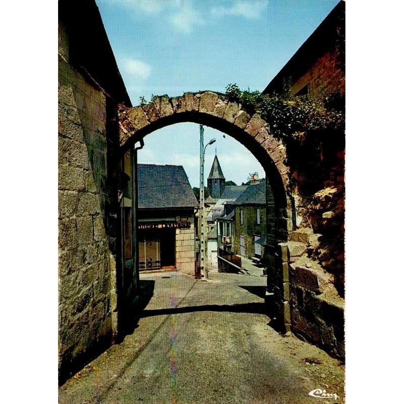 CPSM Treignac-sur-Vézère Corrèze vieille porte en pierre et vue sur la cité
