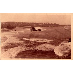 9 COTE BASQUE - Biarritz - La Grande Plage, à marée haute vue du Phare