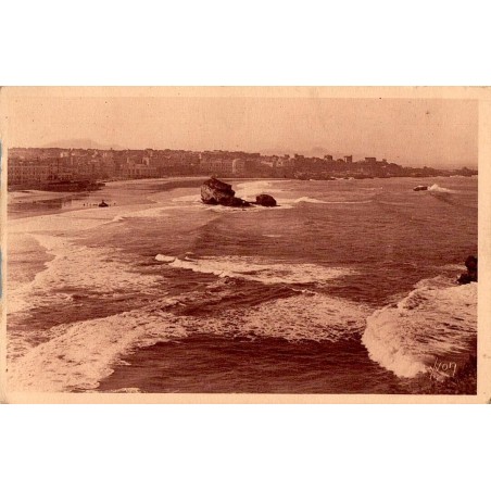 9 COTE BASQUE - Biarritz - La Grande Plage, à marée haute vue du Phare