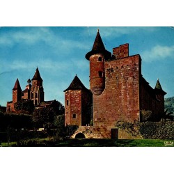 CPSM Collonges-la-Rouge château de Vassinhac et tours de l’église Corrèze