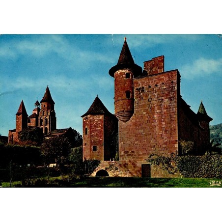 CPSM Collonges-la-Rouge château de Vassinhac et tours de l’église Corrèze