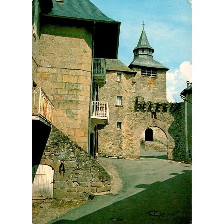 CPSM Corrèze porte fortifiée et clocher vue du vieux bourg circulée en 1987