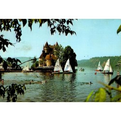 CPM Lanobre château de Val avec voiliers et baigneurs sur le lac de Bort-les-Orgues