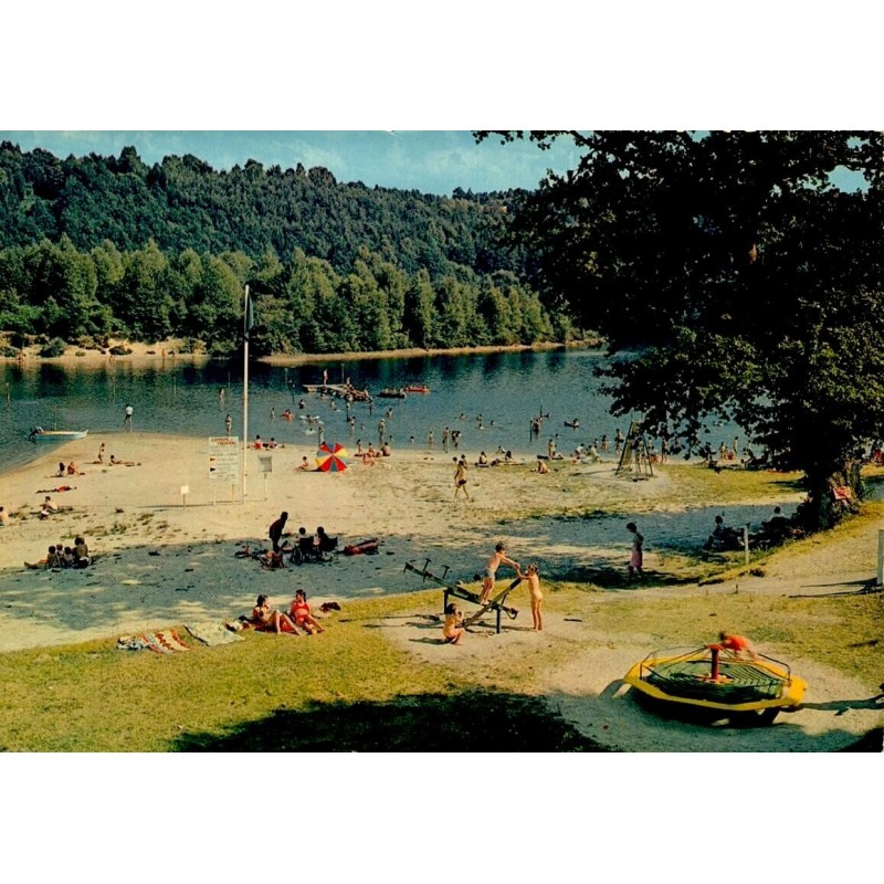 CPSM Treignac plage du lac des Bariousses avec baigneurs et loisirs en Corrèze