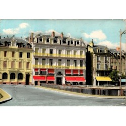 CPSM Tulle Hôtel Continental, façade et immeubles du centre-ville en Corrèze en 1970