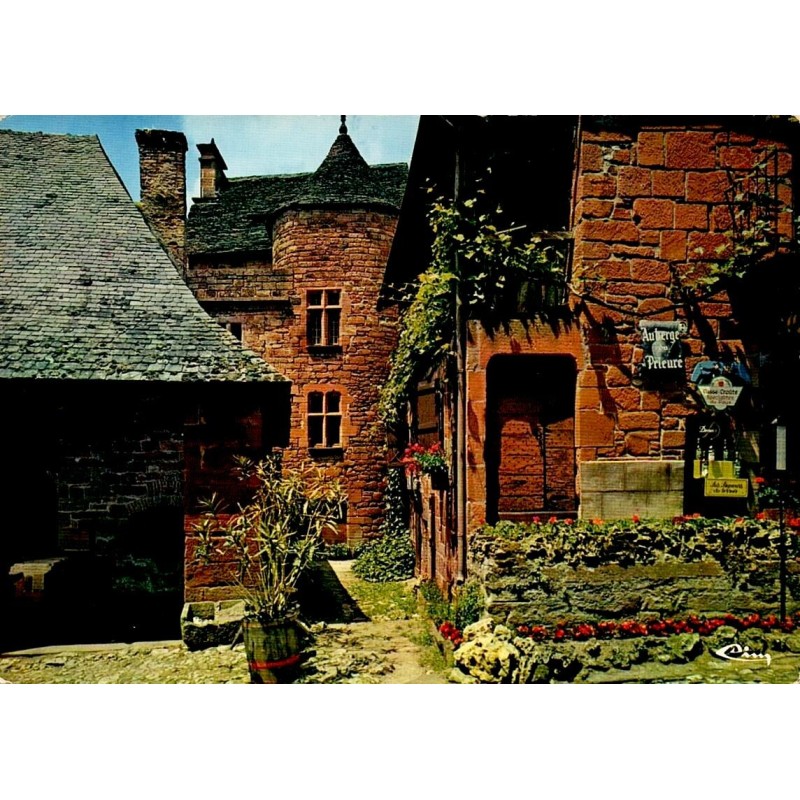 CPSM Collonges-la-Rouge place de l’église, Halle, Four à Pain et tour du XVIe siècle