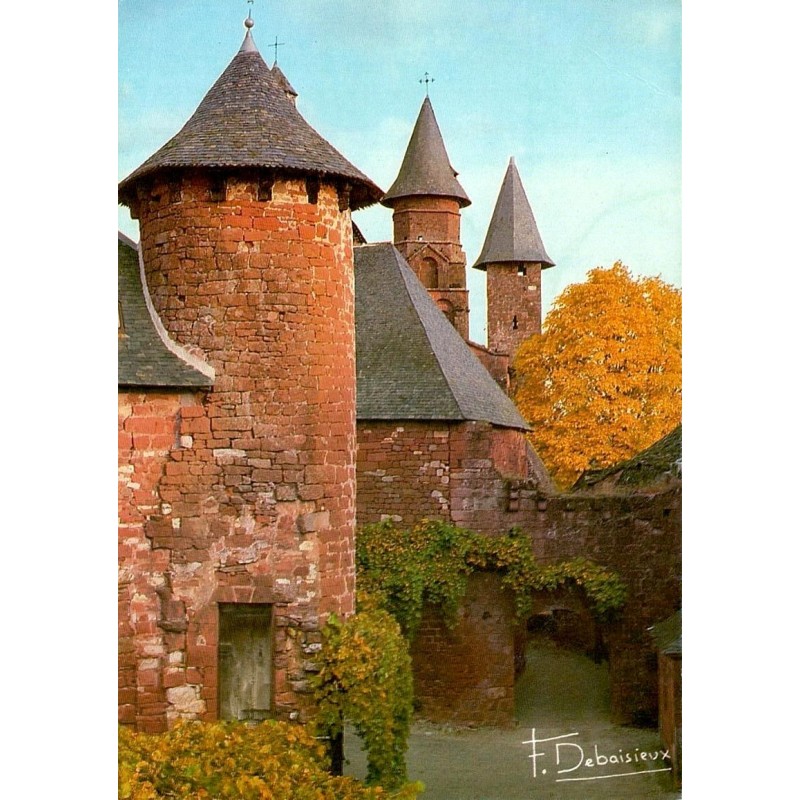 CPM Collonges-la-Rouge Hôtel de la Ramade de Friac, tours en grès rouge et toitures de lauzes