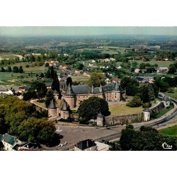 CPSM Arnac-Pompadour vue aérienne du château, enceinte et tours en Corrèze