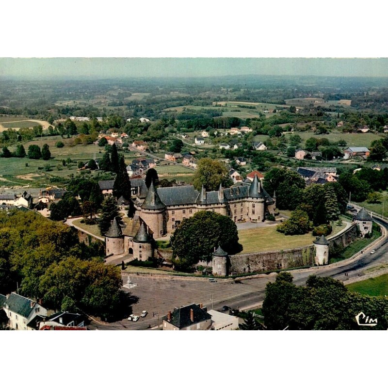 CPSM Arnac-Pompadour vue aérienne du château, enceinte et tours en Corrèze