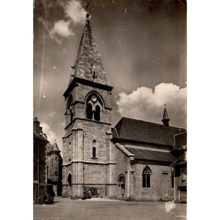 CPSM Ussel église Saint-Martin et clocher, carte noir et blanc de Corrèze
