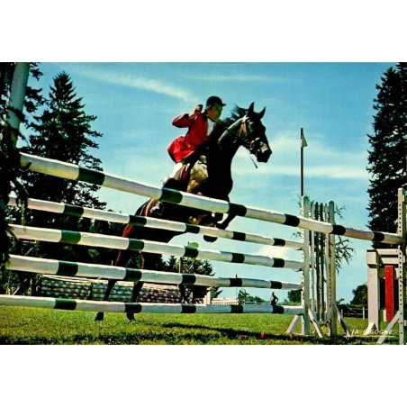 CPSM Pompadour concours hippique, cavalier franchissant un obstacle à cheval