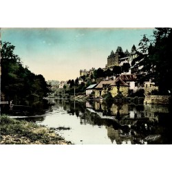 CPSM Uzerche la Vézère dans la traversée de la cité, carte circulée en 1954