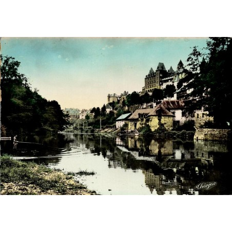 CPSM Uzerche la Vézère dans la traversée de la cité, carte circulée en 1954
