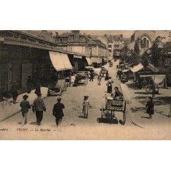 Carte postale ancienne – Vichy – Le Marché animé