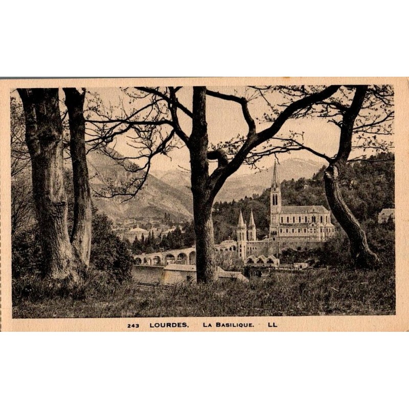 Carte postale ancienne Lourdes la basilique