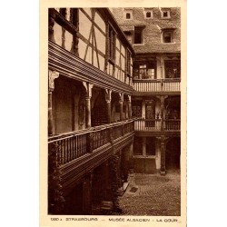 Carte postale ancienne du Musée Alsacien et de sa cour à Strasbourg