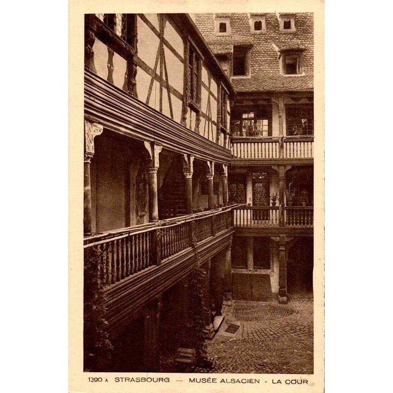 Carte postale ancienne du Musée Alsacien et de sa cour à Strasbourg