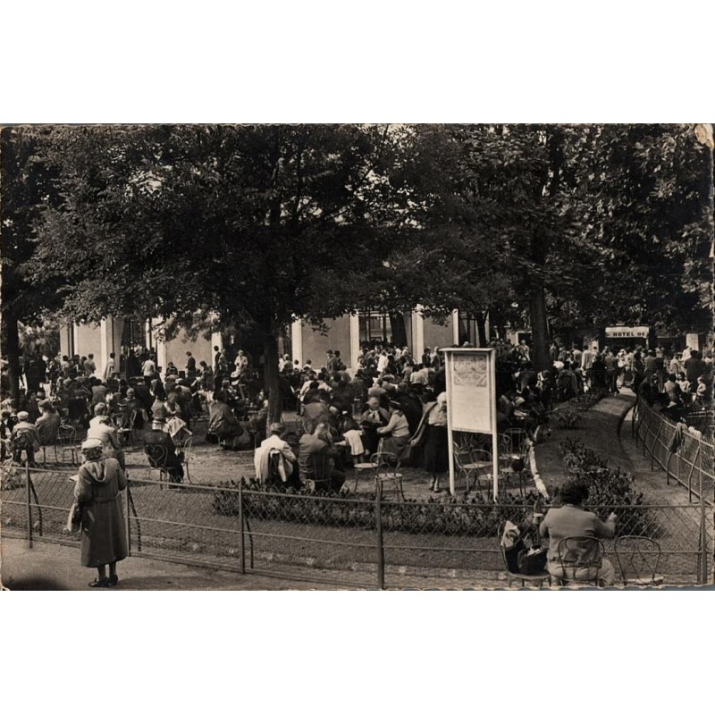 Carte postale ancienne – Vichy, coin près de la Source de l’Hôpital (Parc des Sources)
