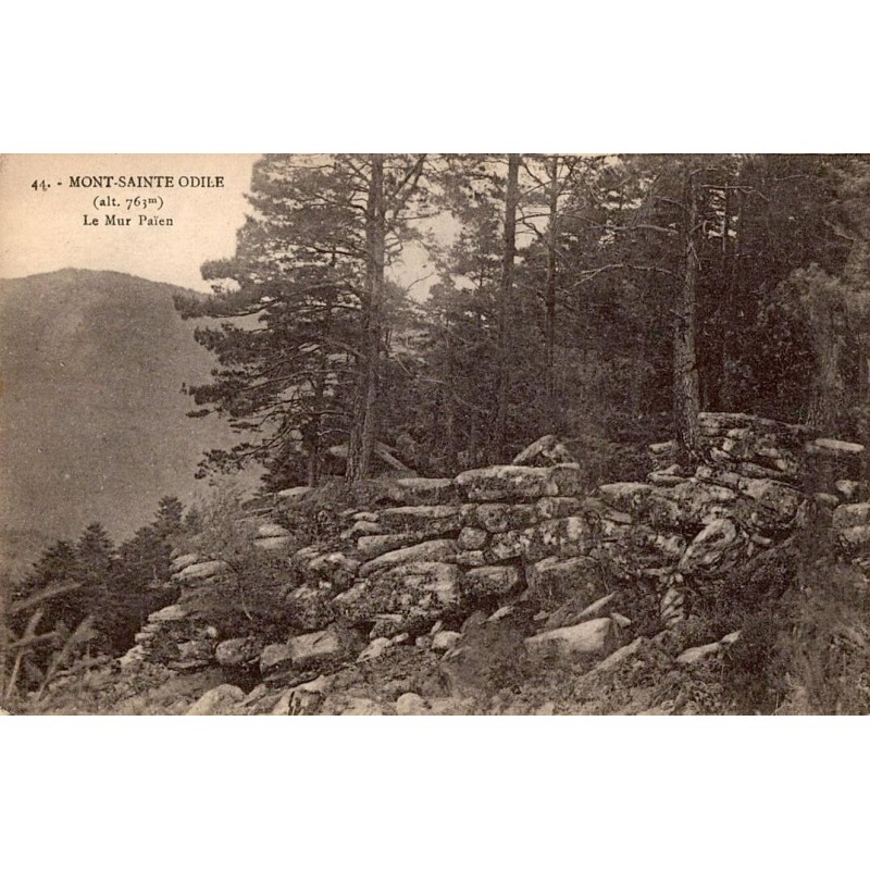 Carte postale ancienne du Mont Sainte-Odile montrant le Mur Païen dans les Vosges alsaciennes