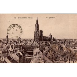 Carte postale ancienne de Strasbourg en Alsace montrant une vue générale panoramique de la ville