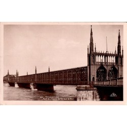 Carte postale ancienne du pont du chemin de fer sur le Rhin à Strasbourg avec structure métallique et paysage fluvial