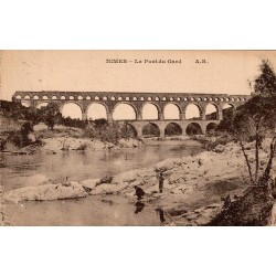 Carte postale ancienne du Pont du Gard à Nîmes montrant l’aqueduc romain et ses arches